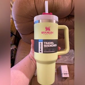 New with tags 40oz Stanley tumbler has the older style top